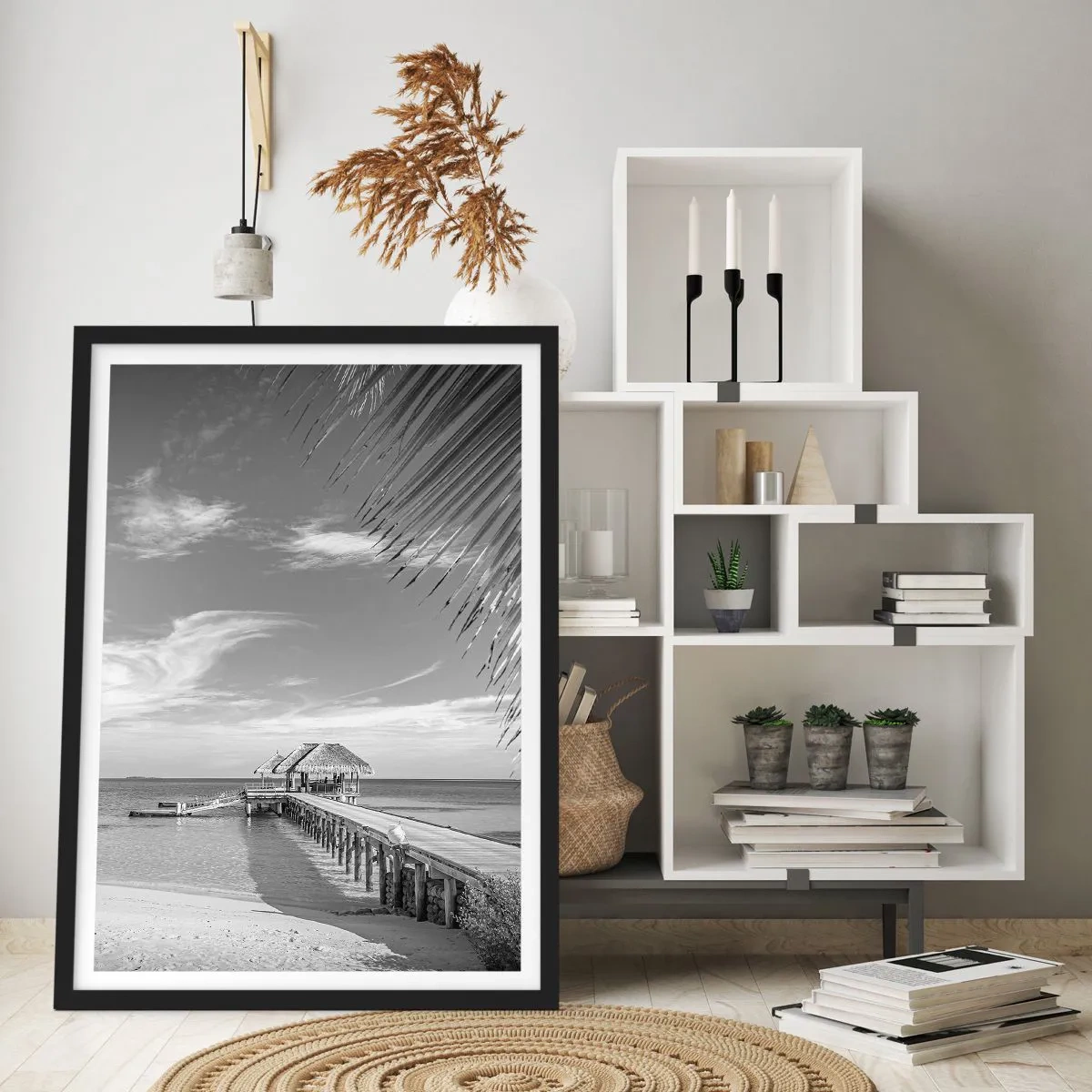 Plakat w czarnej ramie - Czarno-biały krajobraz z pomostem nad spokojnym morzem - 50x70cm - Wspomnienie czy marzenie? - Nowoczesna dekoracja ścienna do salonu i sypialni ARTTOR