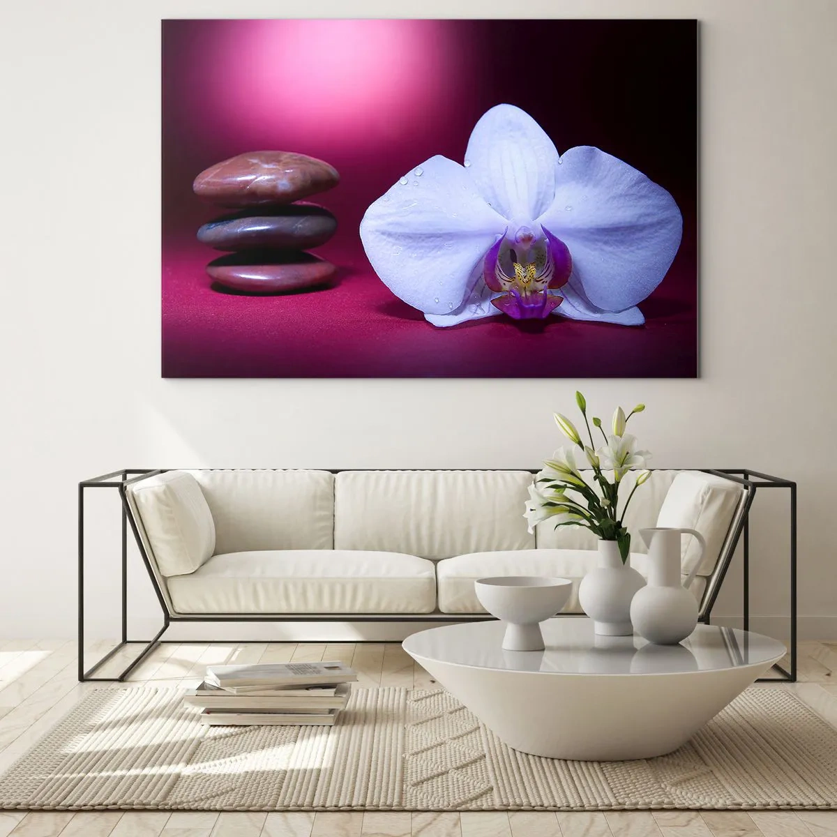 Obraz na szkle - Biała orchidea i kamienie na tle fioletowego światła - 70x50cm - Studium świeżości w fiolecie - Nowoczesna dekoracja ścienna do salonu i sypialni ARTTOR