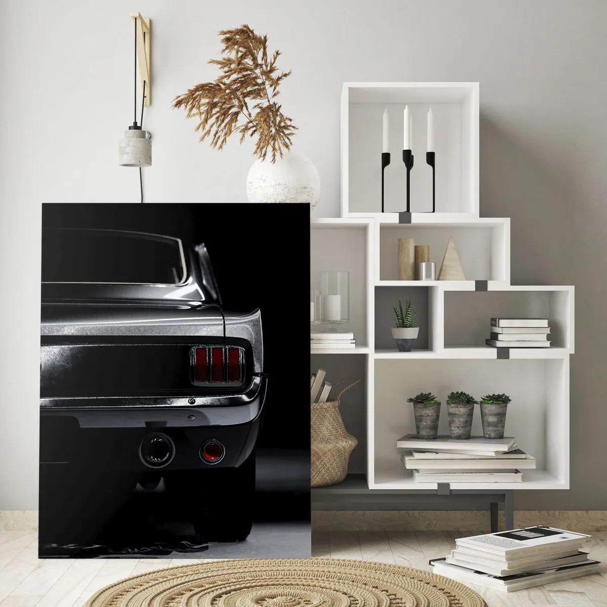 Obraz na szkle - Czarno-biały obraz przedstawiający tylną część klasycznego samochodu na tle ciemnej przestrzeni - 70x100cm - Czar klasyki - Nowoczesna dekoracja ścienna do salonu i sypialni ARTTOR