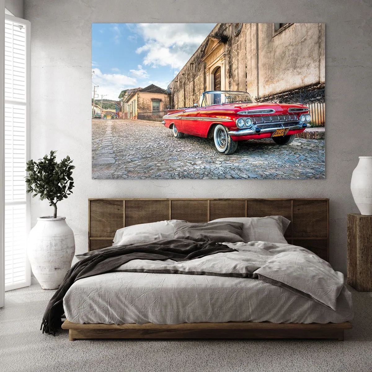 Obraz na szkle - Klasyczny czerwony kabriolet na brukowanej ulicy w scenerii retro - 70x50cm - Kubańskie wzruszenia - Nowoczesna dekoracja ścienna do salonu i sypialni ARTTOR