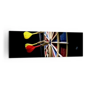 Obraz na płótnie - Tarcza do darta z trafionymi lotkami na czarnym tle - 160x50cm - W samo sedno - Nowoczesna dekoracja ścienna do salonu i sypialni ARTTOR