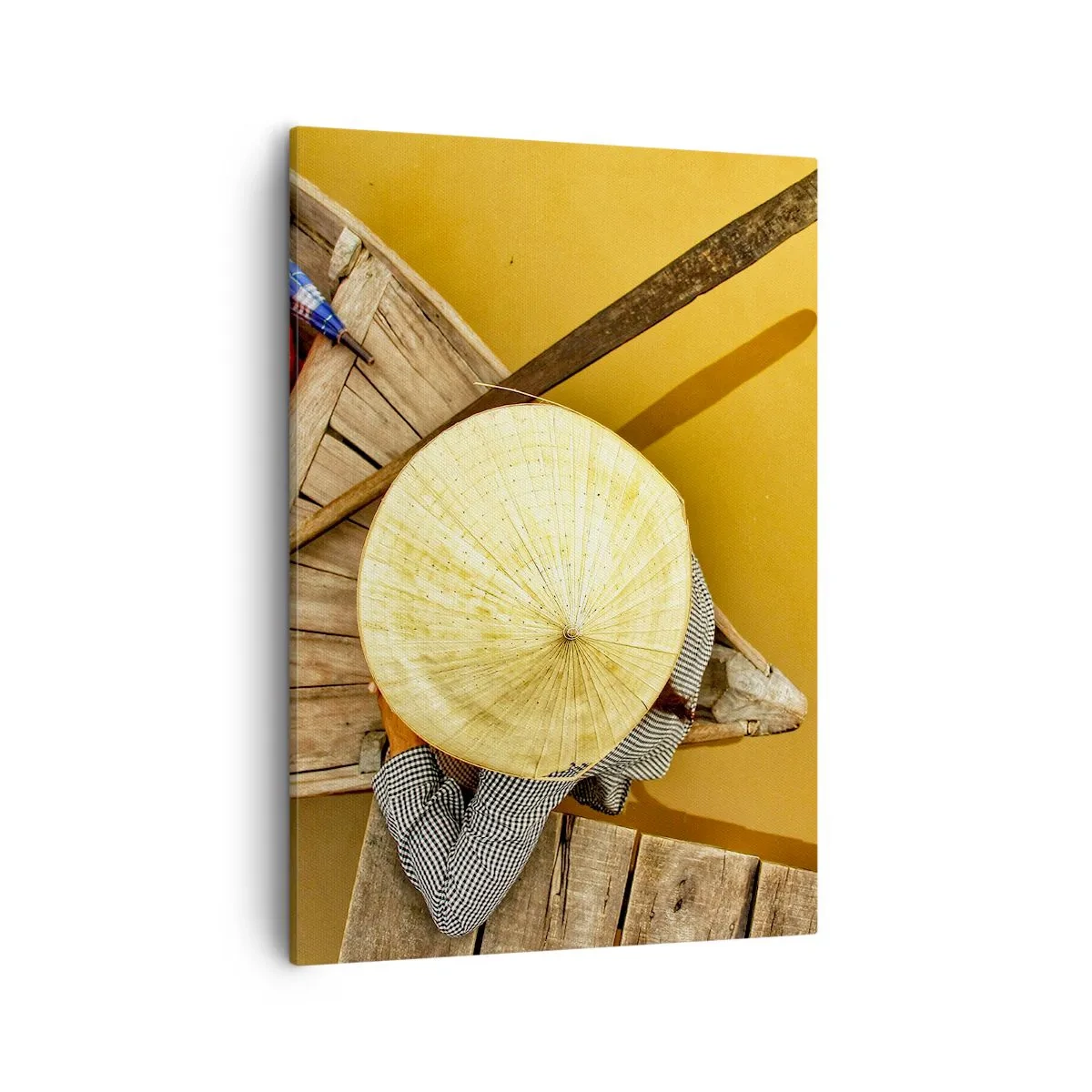 Obraz na płótnie - Osoba w tradycyjnym kapeluszu na drewnianej łodzi na żółtej wodzie - 50x70cm - Życie na żółtej rzece - Nowoczesna dekoracja ścienna do salonu, kuchni i sypialni ARTTOR