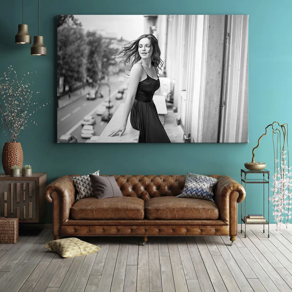 Obraz na płótnie - Czarno-białe zdjęcie kobiety na balkonie - 70x50cm - Z pewnością paryżanka - Nowoczesna dekoracja ścienna do salonu i sypialni ARTTOR
