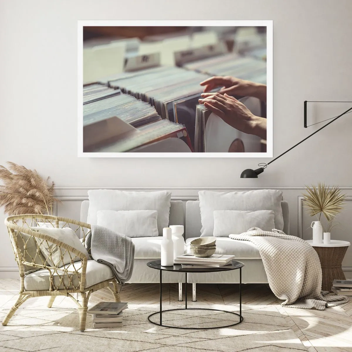 Plakat - Ręce przeglądające kolekcję winyli - 100x70cm - W poszukiwaniu wzruszeń - Nowoczesna dekoracja ścienna do salonu i sypialni ARTTOR