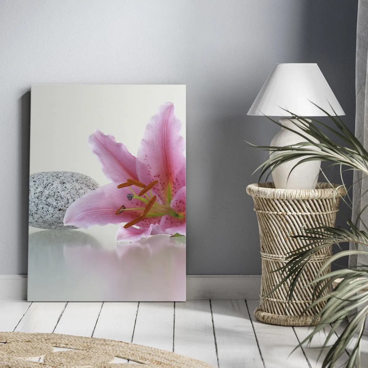 Obraz na płótnie - Różowy kwiat lilii z kamieniami na jasnym tle - 80x120cm - Studium w różu, szarości i bieli - Nowoczesna dekoracja ścienna do salonu i sypialni ARTTOR