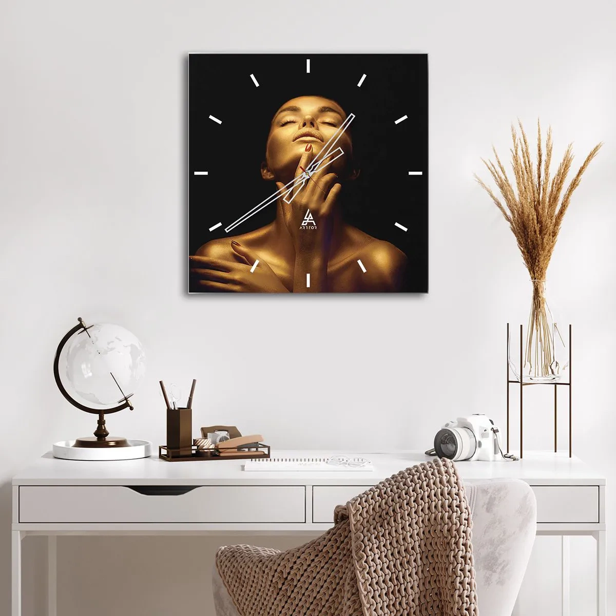 Zegar ścienny - Portret kobiety w złotym blasku na czarnym tle - 30x30cm - Jak złoty jedwab - Nowoczesna dekoracja ścienna do salonu i sypialni ARTTOR
