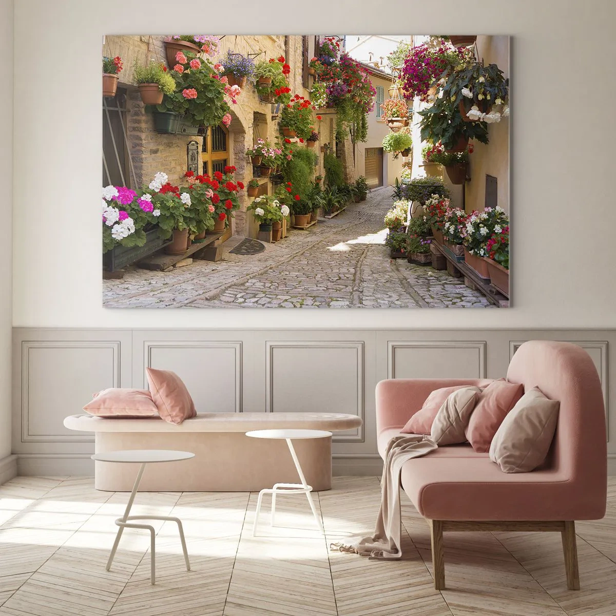 Obraz na szkle - Malownicza uliczka z kwiatami w doniczkach - 70x50cm - W kwiatów powodzi - Nowoczesna dekoracja ścienna do salonu i sypialni ARTTOR