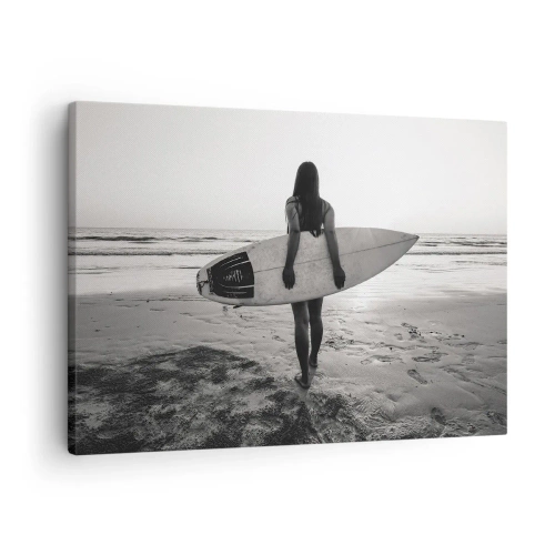 Obraz na płótnie - Kobieta z deską surfingową na plaży w czerni i bieli - 70x50cm - Córka morskiej fali - Nowoczesna dekoracja ścienna do salonu i sypialni ARTTOR