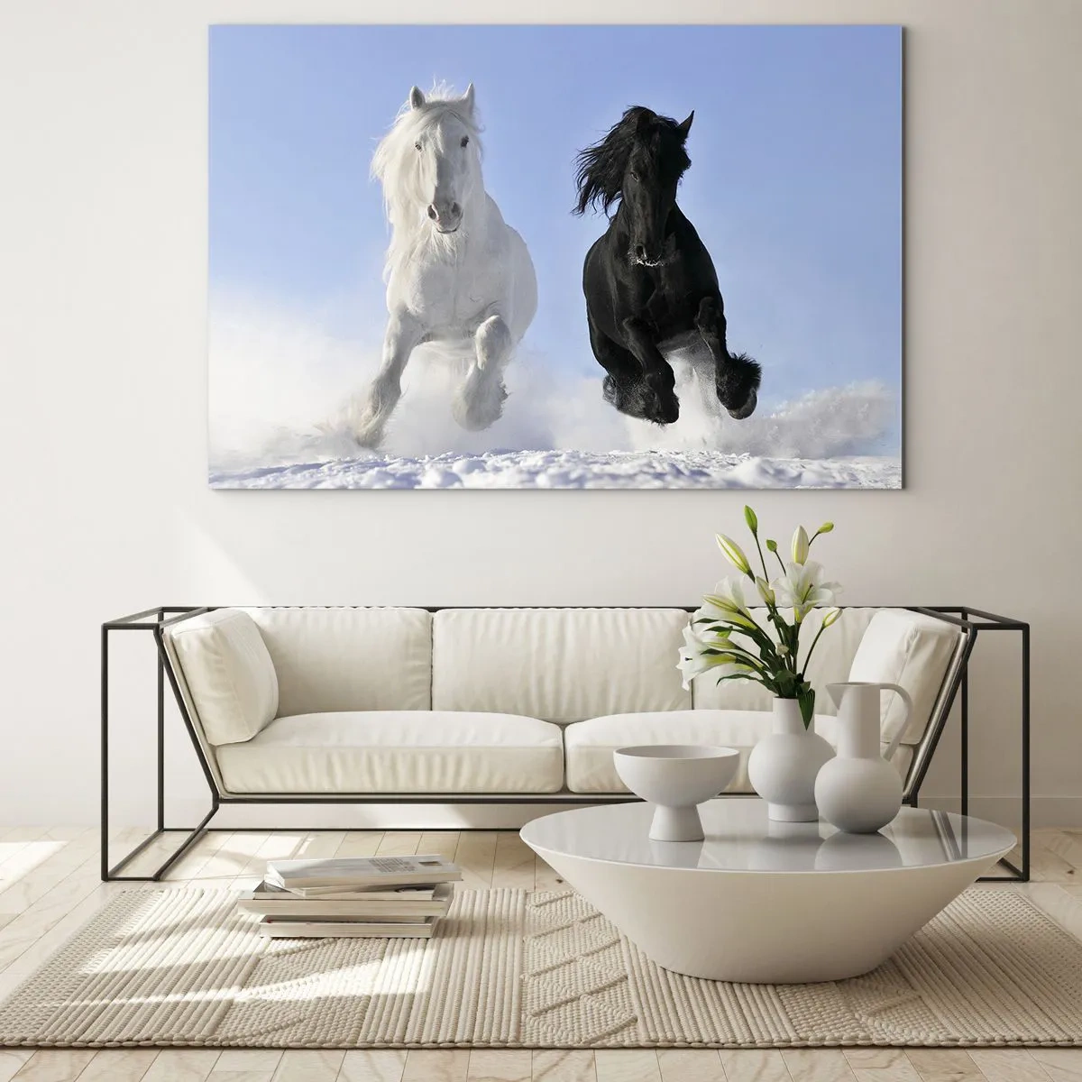 Obraz na szkle - Czarno-biały koń biegnące po śniegu w zimowym krajobrazie - 100x70cm - Czarno-biały galop - Nowoczesna dekoracja ścienna do salonu, kuchni i sypialni ARTTOR