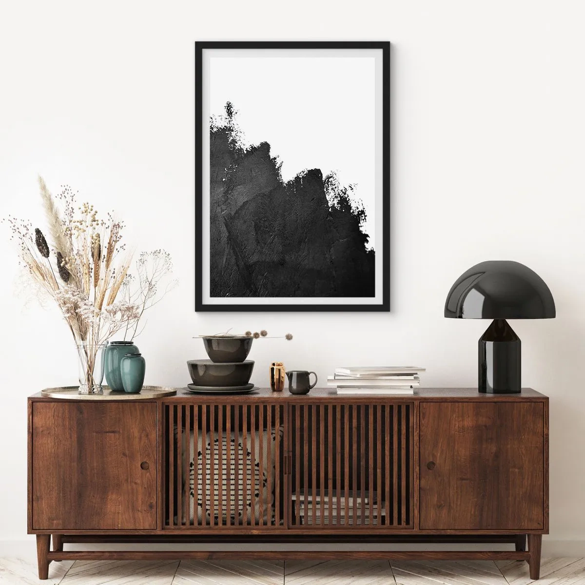 Plakat w czarnej ramie - Minimalistyczna abstrakcja z czarnym akcentem na białym tle - 50x70cm - Żywioły: ziemia - Nowoczesna dekoracja ścienna do salonu i sypialni ARTTOR