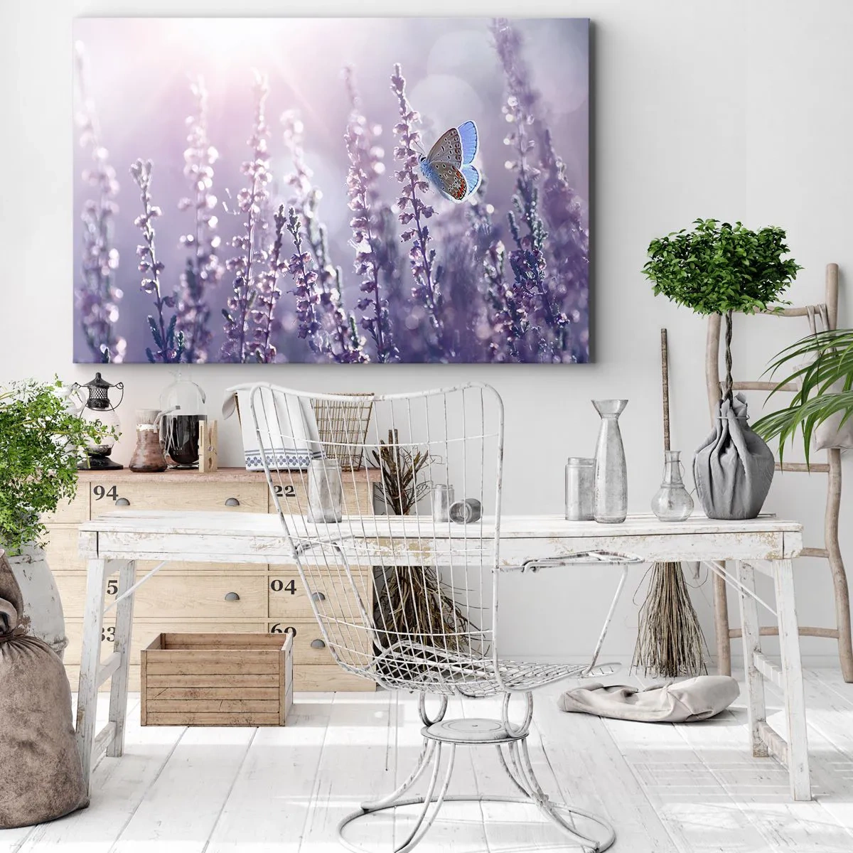 Obraz na płótnie - Motyl na kwitnącej lawendzie w świetle poranka - 120x80cm - Pocałunek motyla - Nowoczesna dekoracja ścienna do salonu, kuchni i sypialni ARTTOR
