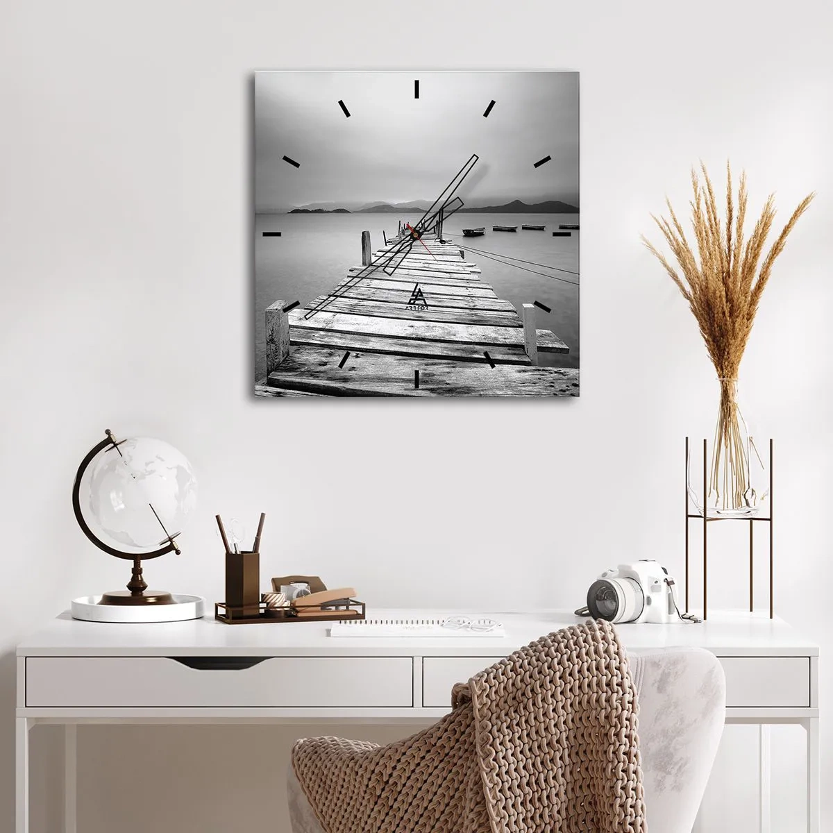 Zegar ścienny - Za górami, za morzami - 30x30 cm