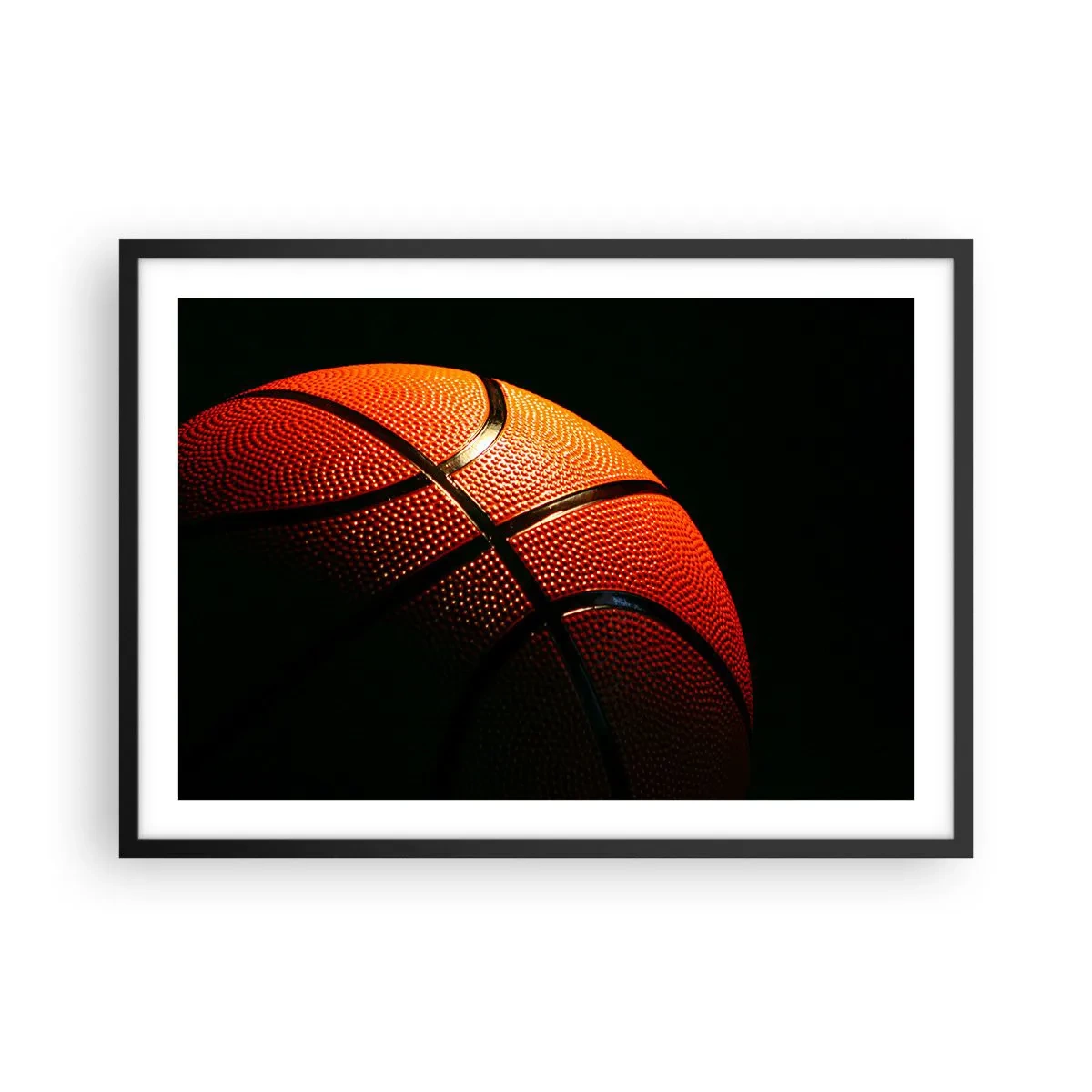 Plakat w czarnej ramie - Zbliżenie na piłkę do koszykówki na czarnym tle - 70x50cm - Piękna jak planeta - Nowoczesna dekoracja ścienna do salonu i sypialni ARTTOR