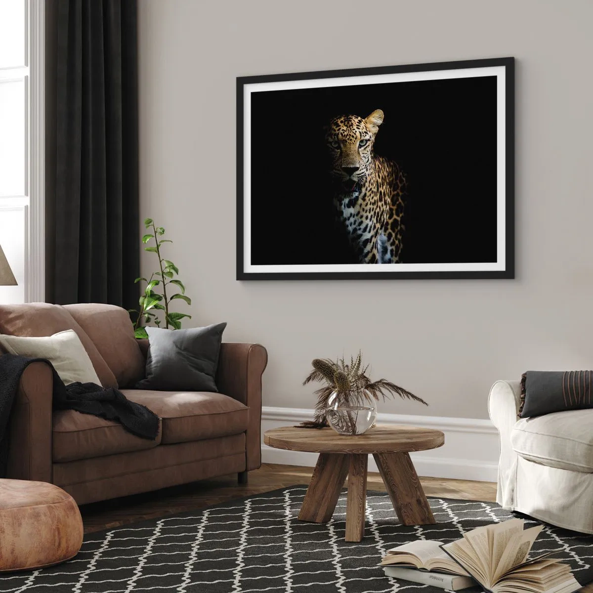 Plakat w czarnej ramie - Leopard na ciemnym tle z intensywnym spojrzeniem - 70x50cm - Mroczne piękno - Nowoczesna dekoracja ścienna do salonu i sypialni ARTTOR