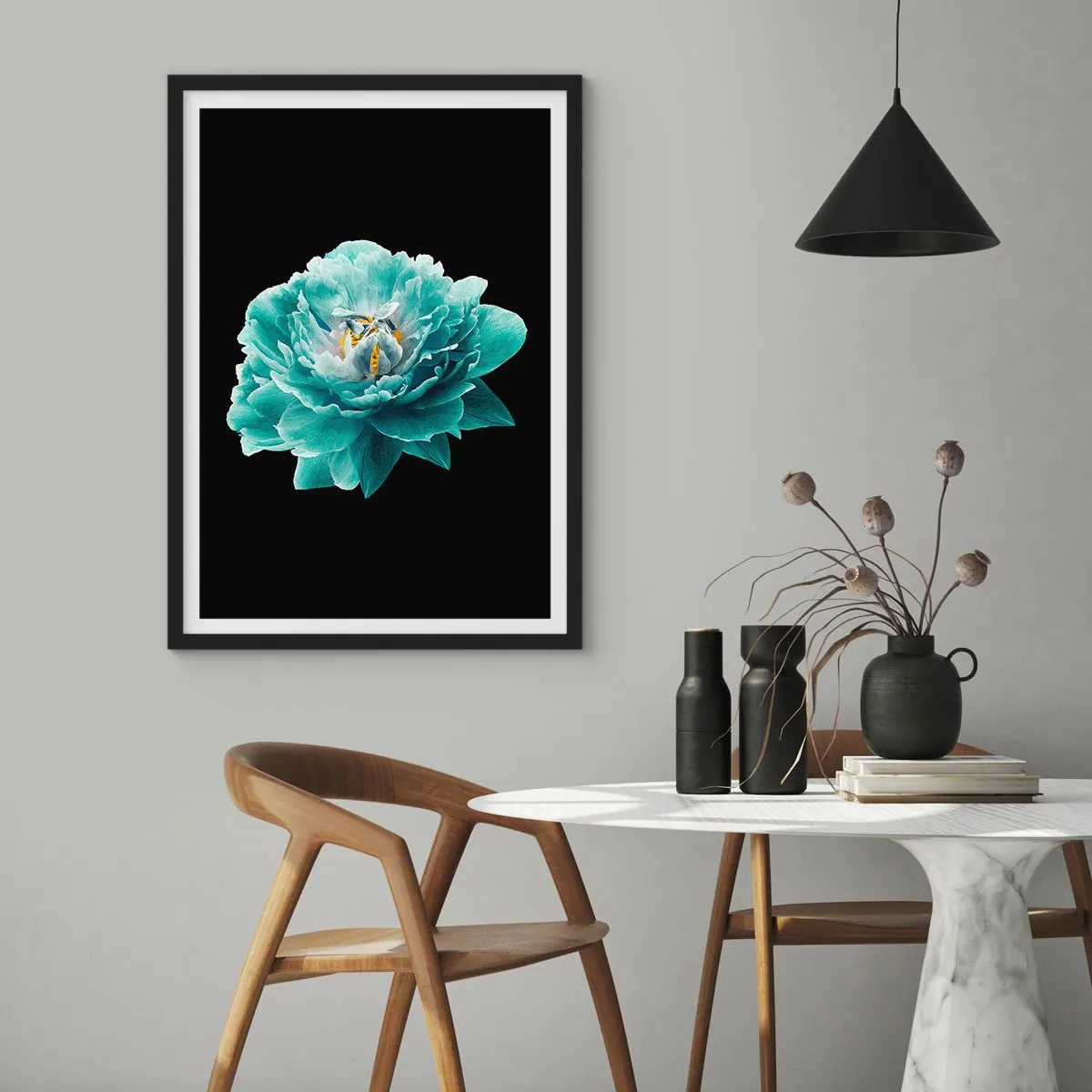 Plakat w czarnej ramie - Turkusowy kwiat z pszczołą na czarnym tle - 50x70cm - Płatki błękitne i złote - Nowoczesna dekoracja ścienna do salonu i sypialni ARTTOR