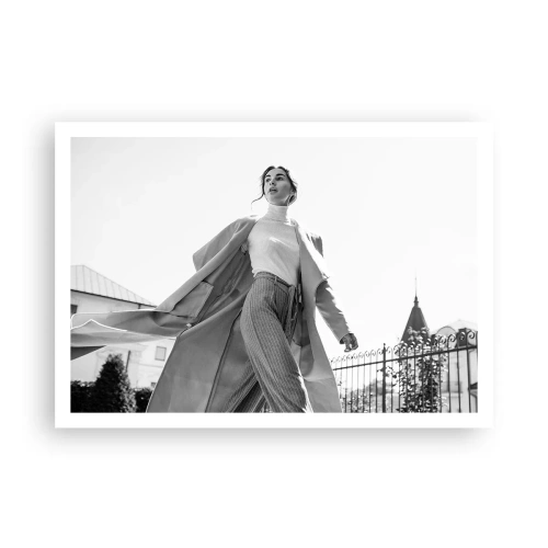 Plakat - Stylowa kobieta w płaszczu na tle architektury w czerni i bieli - 100x70cm - Idziesz ze mną? - Nowoczesna dekoracja ścienna do salonu i sypialni ARTTOR