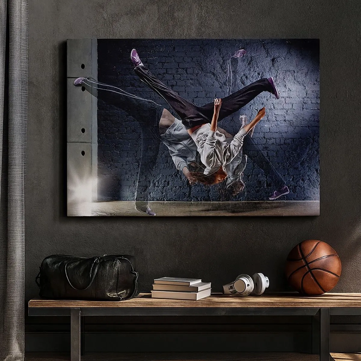 Obraz na płótnie - Tancerz w dynamicznym skoku na tle ściany z cegieł - 70x50cm - Gwiazda ulicy - Nowoczesna dekoracja ścienna do salonu i sypialni ARTTOR