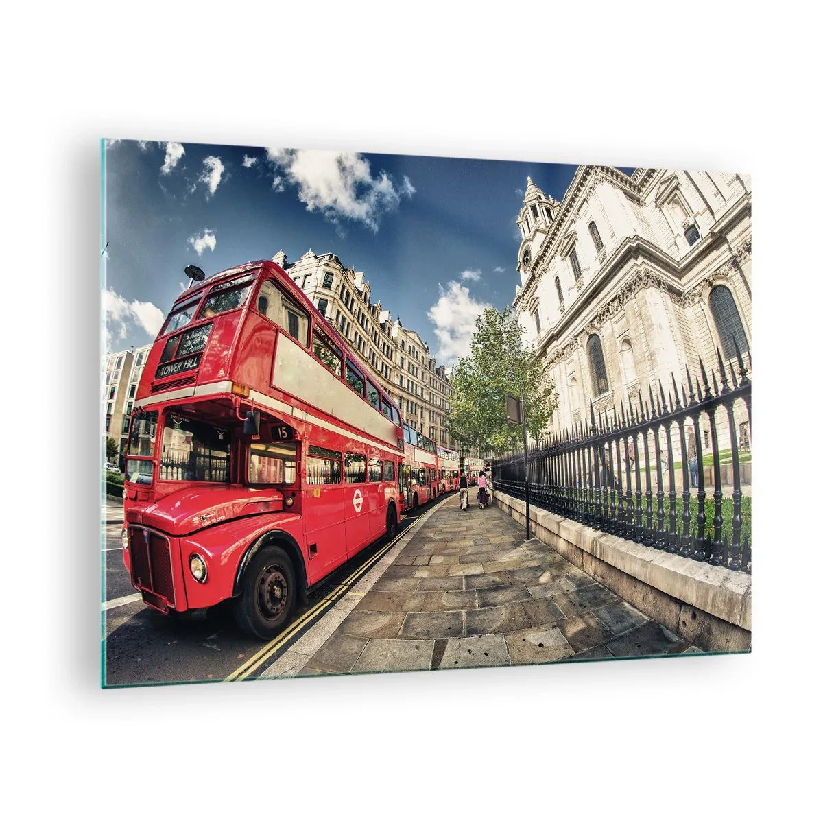 Obraz na szkle - Czerwony autobus piętrowy w miejskiej scenerii - 70x50cm - Londyńska ulica w szarości i czerwieni - Nowoczesna dekoracja ścienna do salonu i sypialni ARTTOR