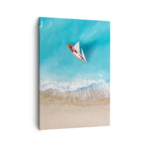 Obraz na płótnie - Fotografia żaglówki dryfującej na błękitnych wodach przy piaszczystej plaży z perspektywy lotu ptaka - 50x70cm - Na granicy błękitu i złota - Nowoczesna dekoracja ścienna do salonu, kuchni i sypialni ARTTOR