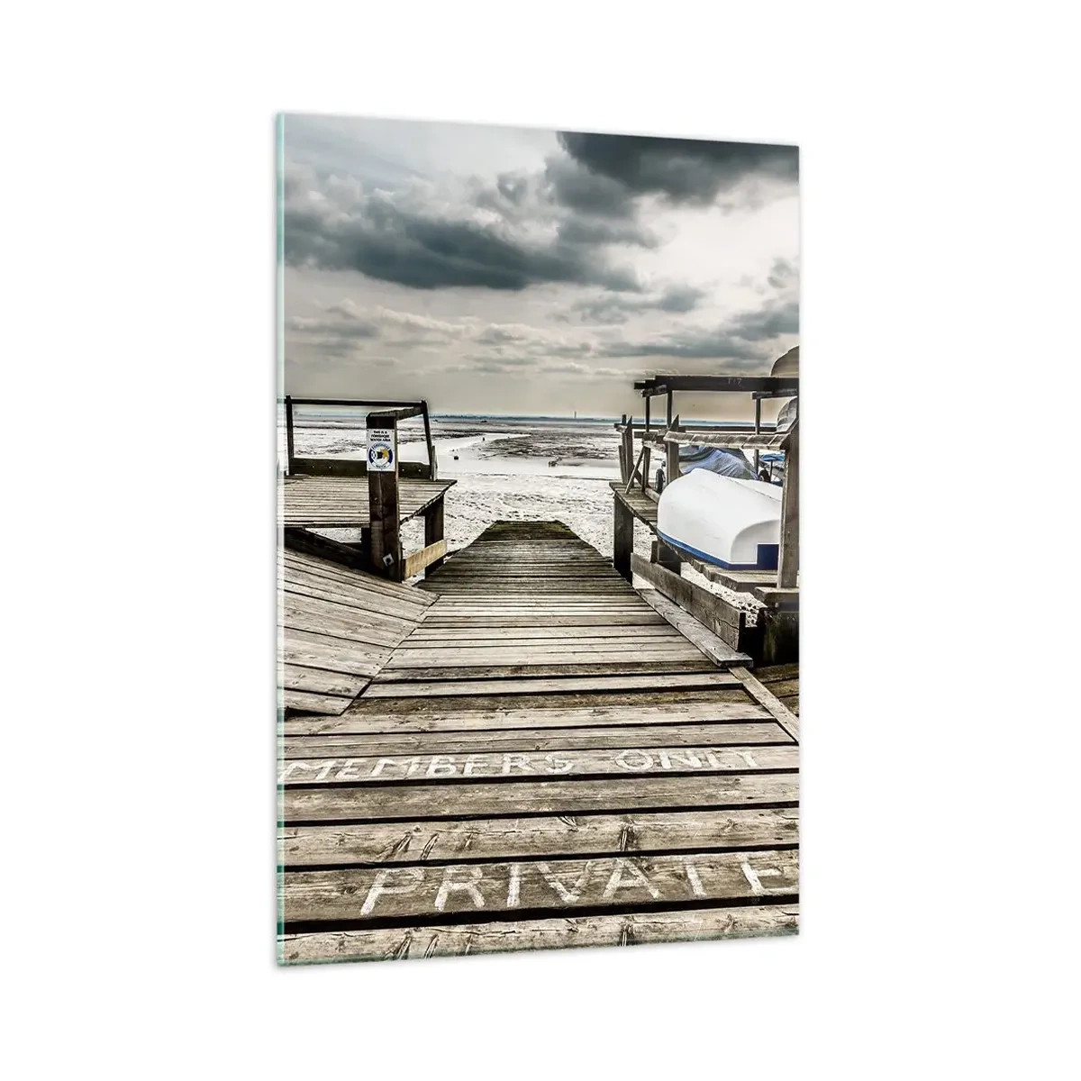 Obraz na szkle - Drewniany pomost prowadzący na piaszczystą plażę pod zachmurzonym niebem - 80x120cm - Plaża północy - Nowoczesna dekoracja ścienna do salonu i sypialni ARTTOR