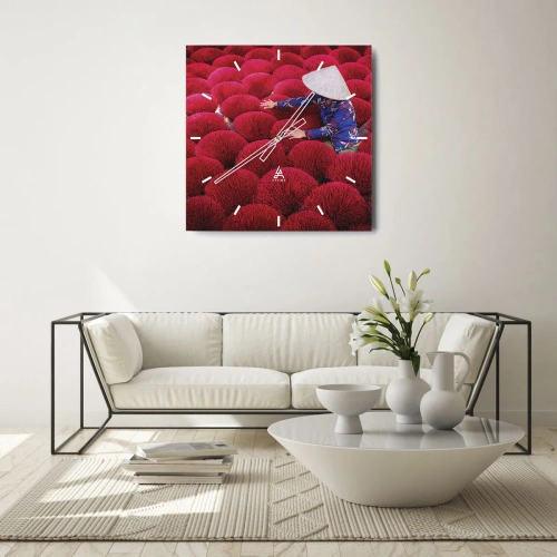 Zegar ścienny - Kobieta wśród czerwonych wiązek kadzideł w tradycyjnym kapeluszu - 30x30cm - Na ryżowym polu - Nowoczesna dekoracja ścienna do salonu i sypialni ARTTOR