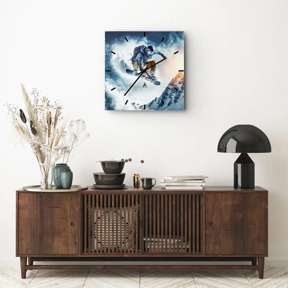 Zegar ścienny - Snowboardzista w locie nad ośnieżonymi górami - 30x30cm - Ekstremalne emocje - Nowoczesna dekoracja ścienna do salonu i sypialni ARTTOR