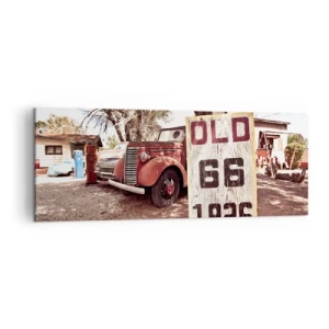 Obraz na płótnie - Retro samochód i znak Route 66 w rustykalnym otoczeniu - 140x50cm - Legenda amerykanskiej prowincji - Nowoczesna dekoracja ścienna do salonu i sypialni ARTTOR