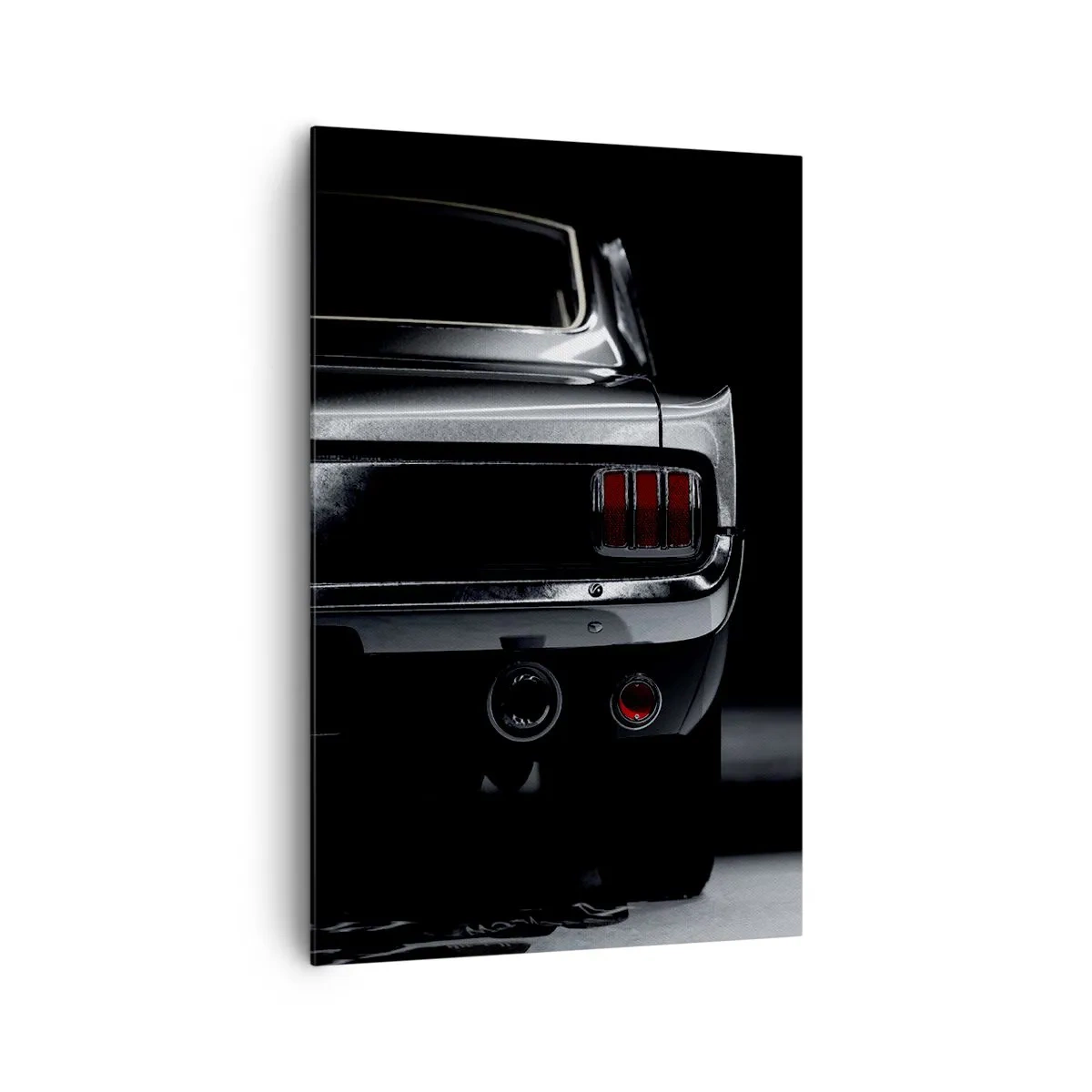 Obraz na płótnie - Czarno-biały obraz przedstawiający tylną część klasycznego samochodu na tle ciemnej przestrzeni - 80x120cm - Czar klasyki - Nowoczesna dekoracja ścienna do salonu i sypialni ARTTOR