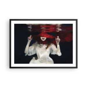 Plakat w czarnej ramie - Kobieta w czerwonym kapeluszu zanurzona w wodzie - 70x50cm - Dziwożona - Nowoczesna dekoracja ścienna do salonu i sypialni ARTTOR