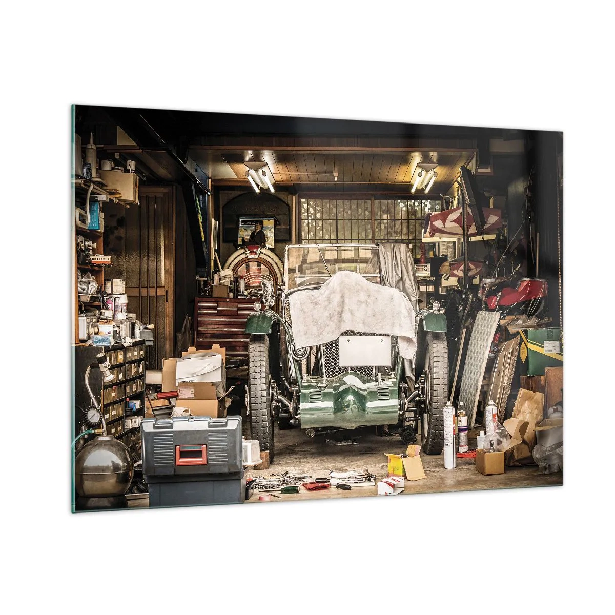 Obraz na szkle - Vintage garage with a car covered by a cloth, surrounded by tools and boxes - 100x70cm - Powrót do przeszłości - Nowoczesna dekoracja ścienna do salonu, kuchni i sypialni ARTTOR