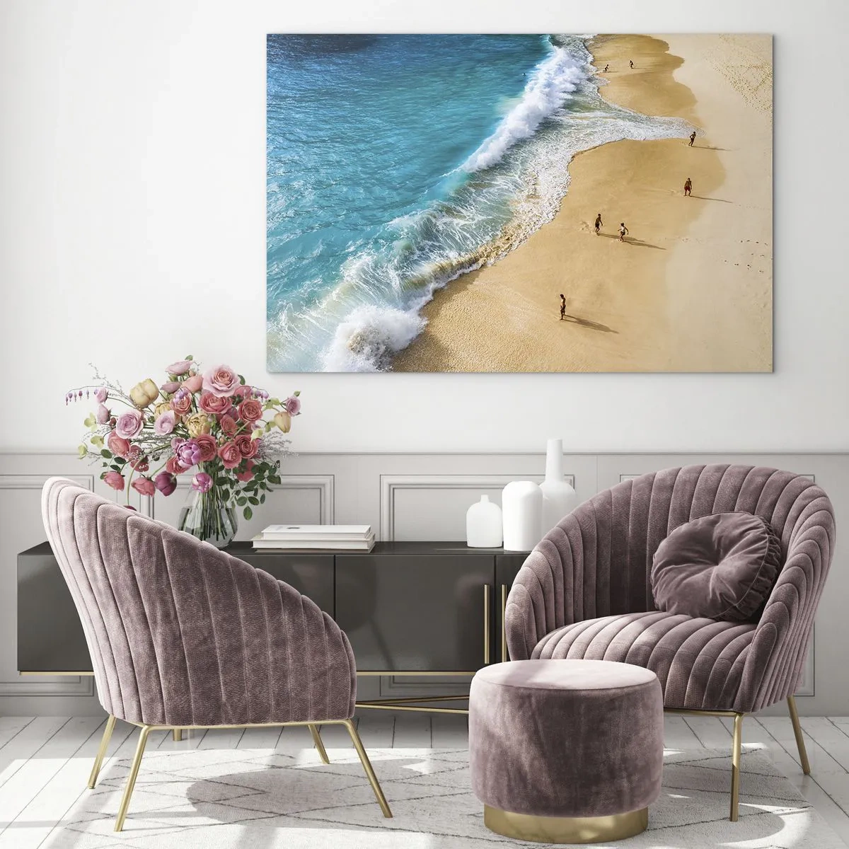 Obraz na szkle - Złota plaża z turkusową wodą i ludźmi spacerującymi przy brzegu - 70x50cm - A potem słońce, plaża… - Nowoczesna dekoracja ścienna do salonu i sypialni ARTTOR