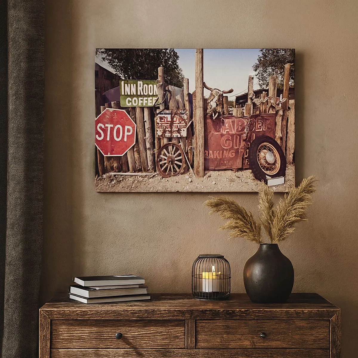 Obraz na płótnie - Rustykalne dekoracje z tablicami i kołem na ogrodzeniu - 70x50cm - A czas się zatrzymał - Nowoczesna dekoracja ścienna do salonu i sypialni ARTTOR