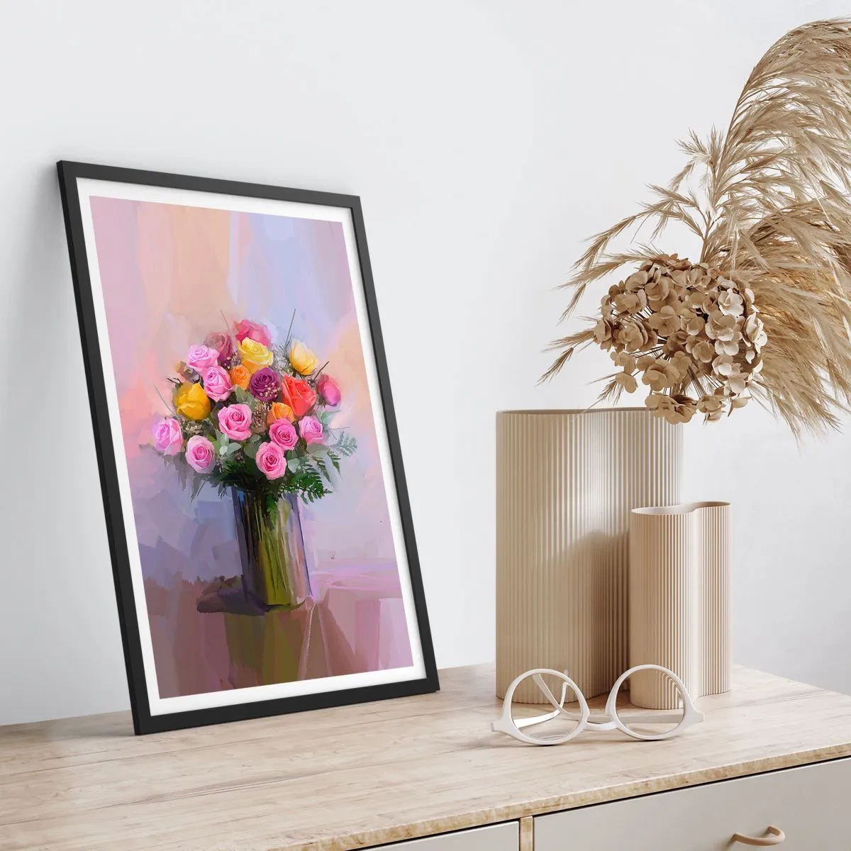 Plakat w czarnej ramie - Bukiet róż i kwiatów w szklanym wazonie - 50x70cm - Zatrzymane piękno - Nowoczesna dekoracja ścienna do salonu i sypialni ARTTOR