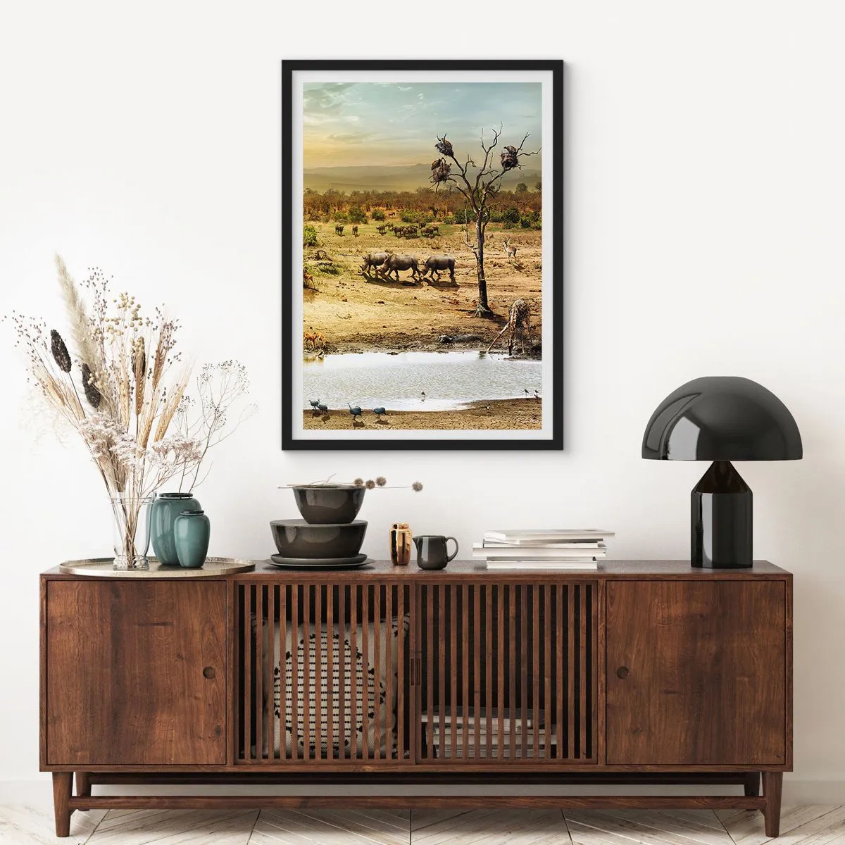 Plakat w czarnej ramie - Sawanna z nosorożcami i wodopojem - 50x70cm - "Z Edenu zaś wypływała rzeka…" - Nowoczesna dekoracja ścienna do salonu i sypialni ARTTOR