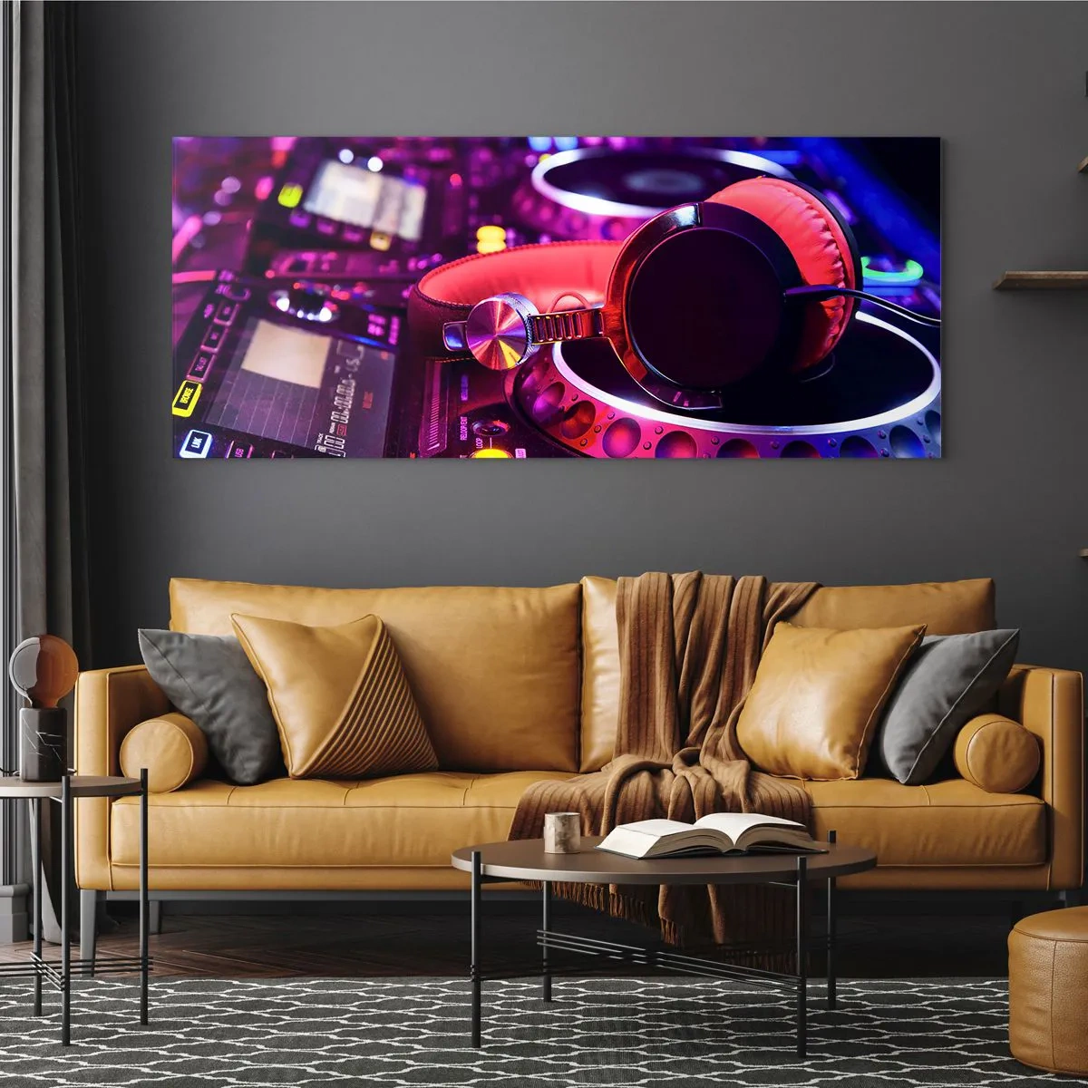 Obraz na szkle - Słuchawki DJ na konsolecie w neonowym oświetleniu - 120x50cm - Zanim się zacznie zabawa - Nowoczesna dekoracja ścienna do salonu i sypialni ARTTOR