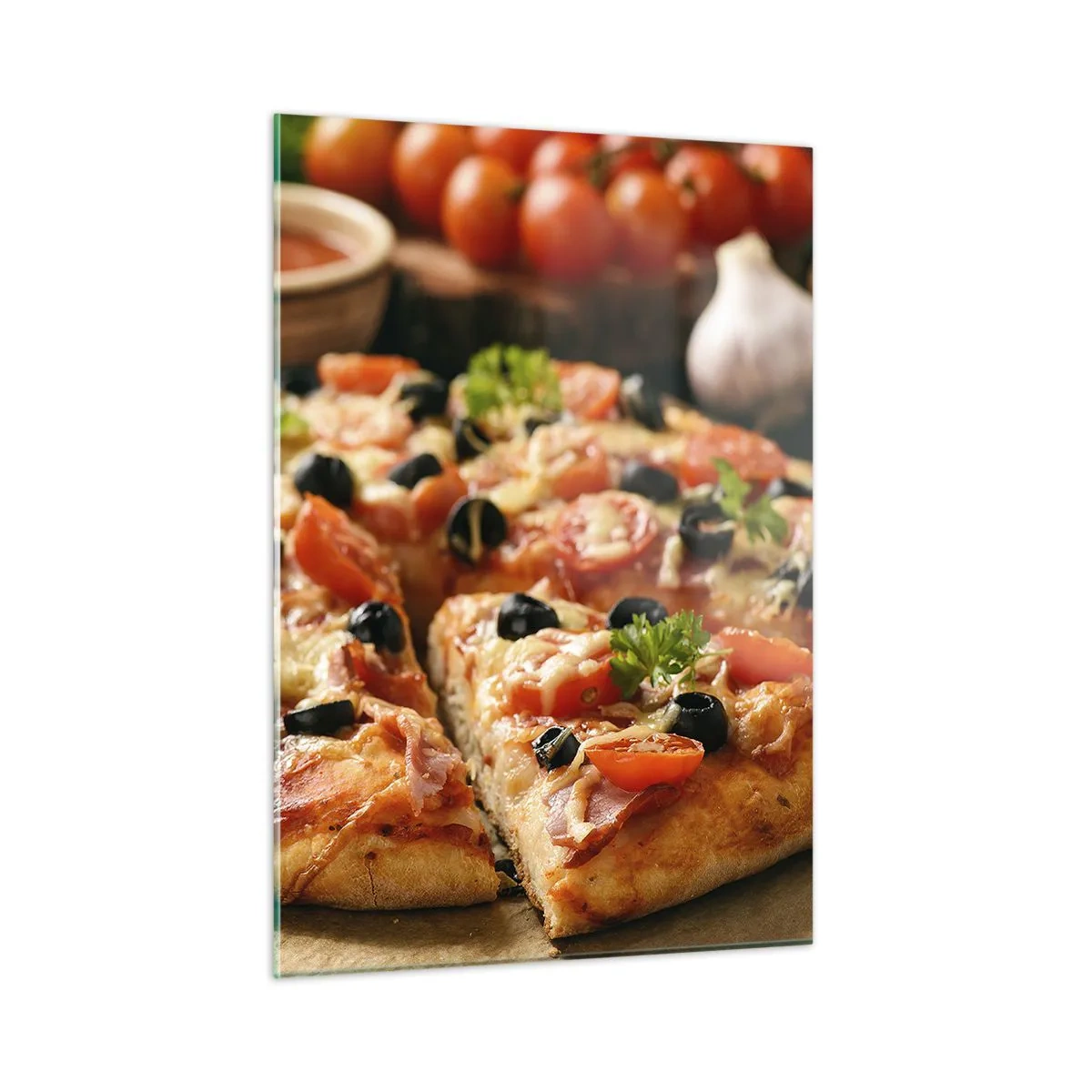 Obraz na szkle - Apetyczna pizza z pomidorami, oliwkami i ziołami - 50x70cm - Znów ci się upiekło - Nowoczesna dekoracja ścienna do salonu, kuchni i sypialni ARTTOR
