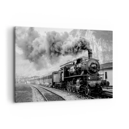 Obraz na płótnie - Czarno-biała lokomotywa parowa na tle górskiego krajobrazu - 100x70cm - Stoi na stacji… - Nowoczesna dekoracja ścienna do salonu, kuchni i sypialni ARTTOR