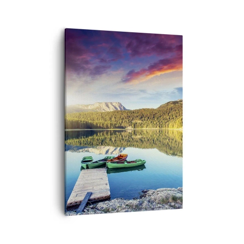 Obraz na płótnie - Jezioro o zachodzie słońca z łódkami przy pomoście - 50x70cm - Nad wodą gładką jak lustro - Nowoczesna dekoracja ścienna do salonu, kuchni i sypialni ARTTOR