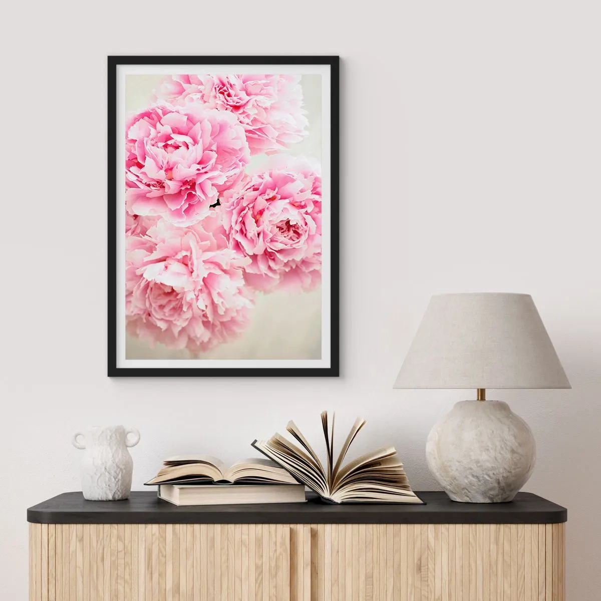 Plakat w czarnej ramie - Bukiet różowych piwonii na jasnym tle - 50x70cm - W różowym przepychu - Nowoczesna dekoracja ścienna do salonu i sypialni ARTTOR
