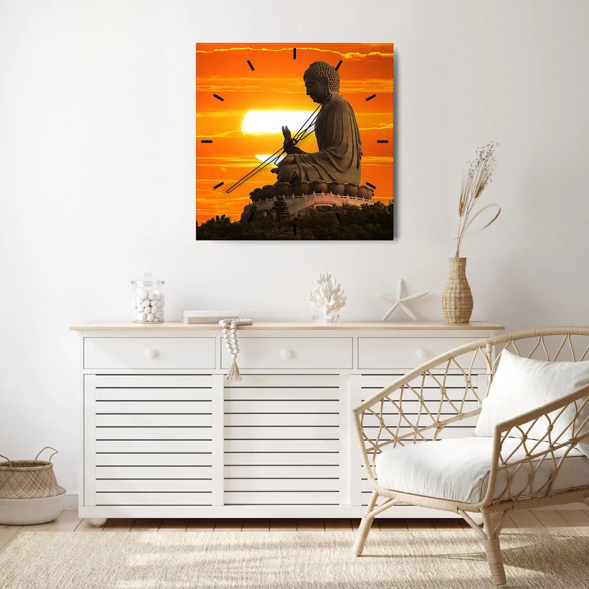 Zegar ścienny - Buddyjska statua na tle pomarańczowego zachodu słońca - 30x30cm - Bez strachu przed światem - Nowoczesna dekoracja ścienna do salonu i sypialni ARTTOR