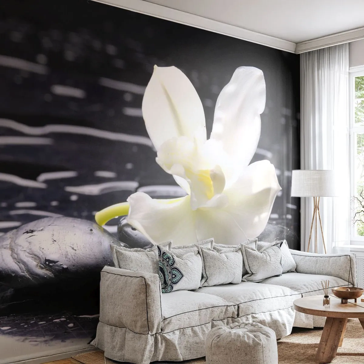 Fototapeta Premium Sand - Biała orchidea na czarnych kamieniach - 100x70cm - Studium w czerni i bieli - Nowoczesna dekoracja ścienna do salonu, kuchni i sypialni ARTTOR