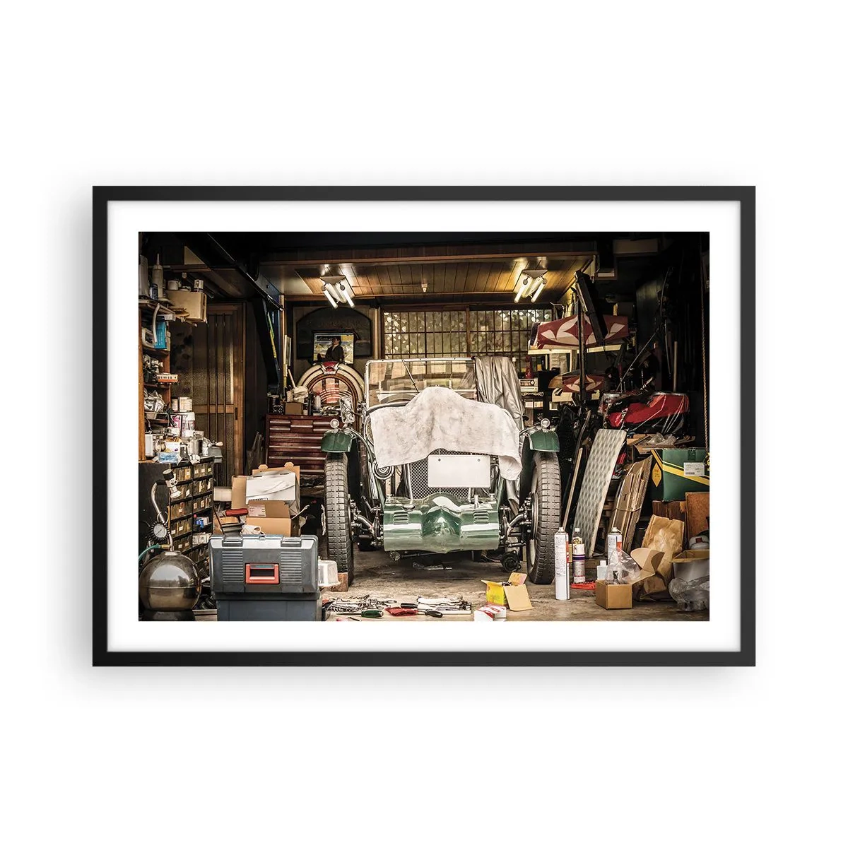 Plakat w czarnej ramie - Stary samochód w garażu otoczony narzędziami i sprzętem - 70x50cm - Powrót do przeszłości - Nowoczesna dekoracja ścienna do salonu i sypialni ARTTOR