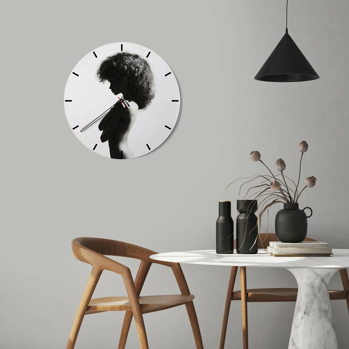 Zegar ścienny - Czarno-biały portret kobiety w półprofilu z dynamiczną fryzurą - 30x30cm - Jak kwiat na smukłej łodydze - Nowoczesna dekoracja ścienna do salonu, kuchni i sypialni ARTTOR