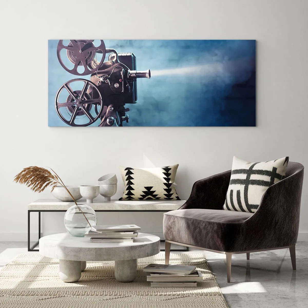 Obraz na szkle - Stary projektor filmowy rzucający światło na tle błękitnej scenerii - 140x50cm - W starym kinie - Nowoczesna dekoracja ścienna do salonu i sypialni ARTTOR