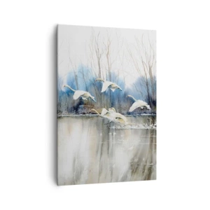 Obraz na płótnie - Łabędzie w locie nad zamarzniętym jeziorem w zimowym krajobrazie - 70x100cm - Jak w baśni o dzikich łabędziach - Nowoczesna dekoracja ścienna do salonu i sypialni ARTTOR