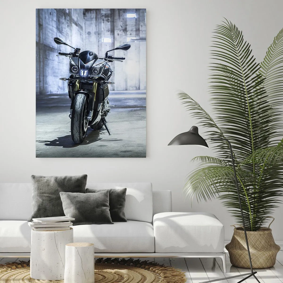 Obraz na szkle - Motocykl w industrialnym wnętrzu z betonowymi ścianami - 50x70cm - Zanim zawyje silnik - Nowoczesna dekoracja ścienna do salonu, kuchni i sypialni ARTTOR