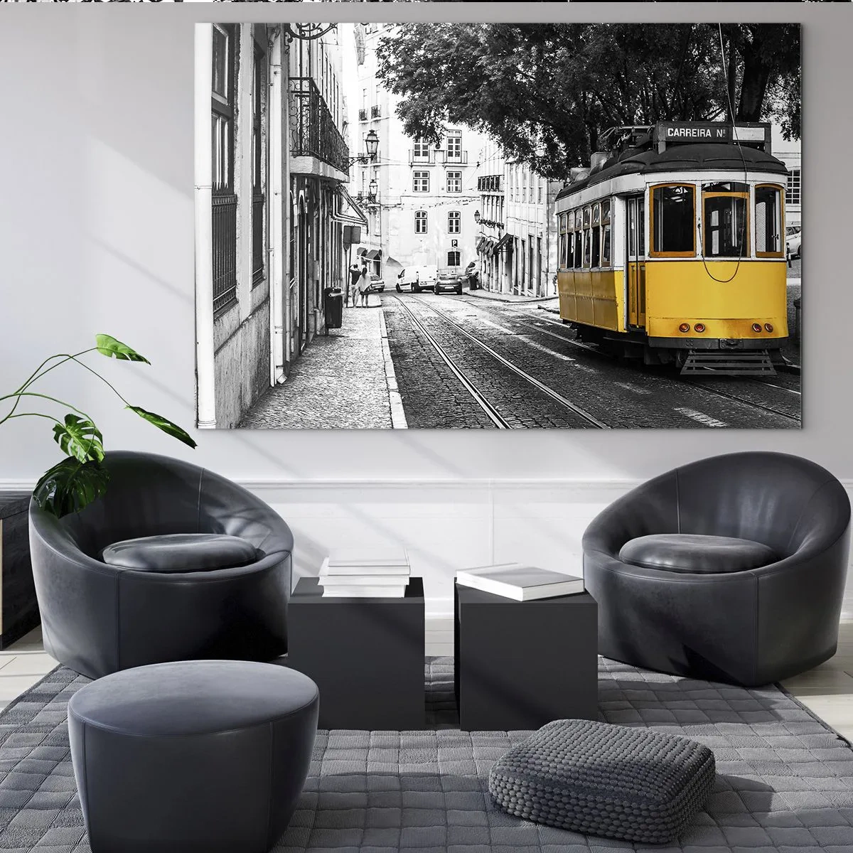 Obraz na szkle - Żółty tramwaj na tle czarno-białej uliczki - 70x50cm - I fado w tle - Nowoczesna dekoracja ścienna do salonu i sypialni ARTTOR