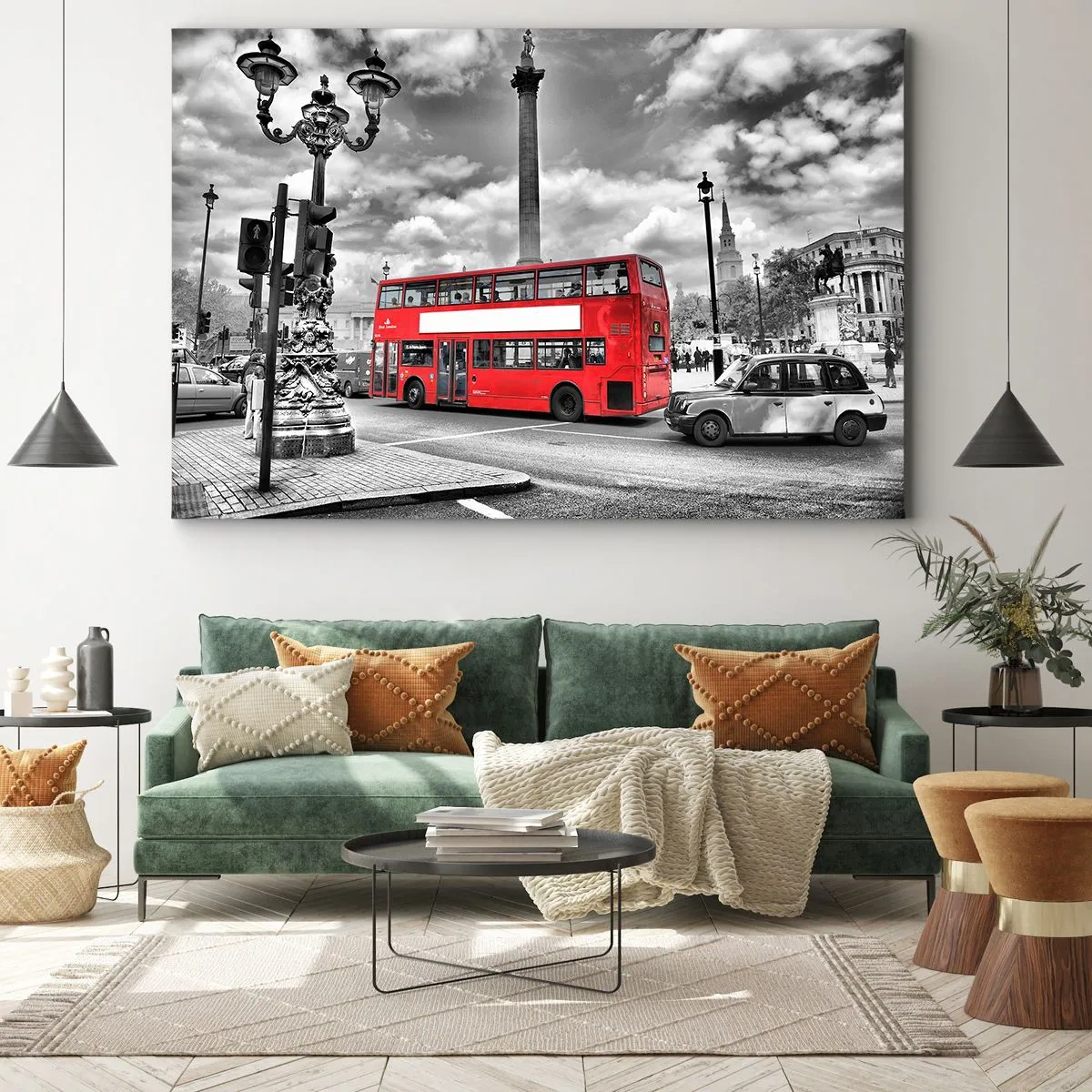 Obraz na płótnie - Czerwony piętrowy autobus na tle czarno-białego miasta - 70x50cm - Prawdziwy krwioobieg miasta - Nowoczesna dekoracja ścienna do salonu i sypialni ARTTOR