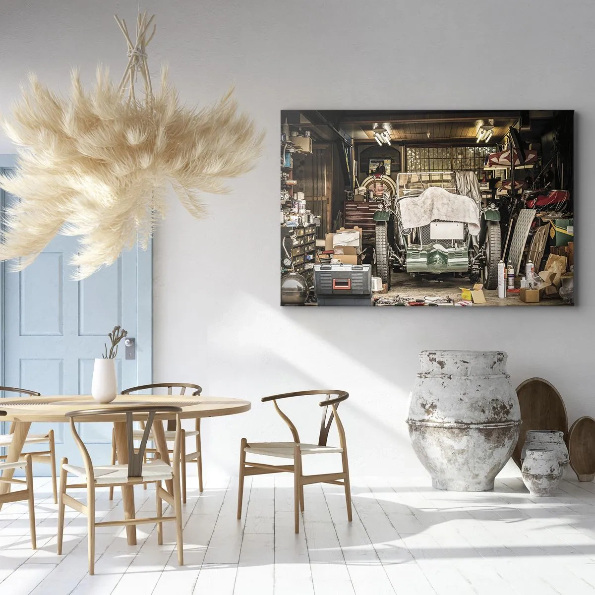 Obraz na płótnie - Stary samochód w garażu otoczony narzędziami i sprzętem - 120x80cm - Powrót do przeszłości - Nowoczesna dekoracja ścienna do salonu, kuchni i sypialni ARTTOR