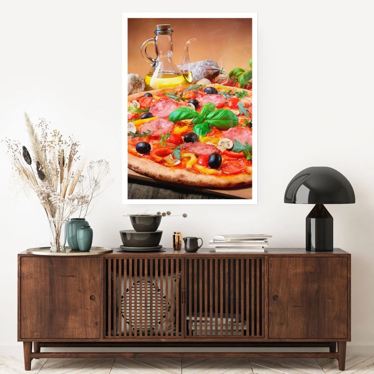 Plakat - Apetyczna pizza z oliwkami i ziołami na drewnianym stole - 50x70cm - Z prawdziwie włoskim smakiem - Nowoczesna dekoracja ścienna do salonu, kuchni i sypialni ARTTOR